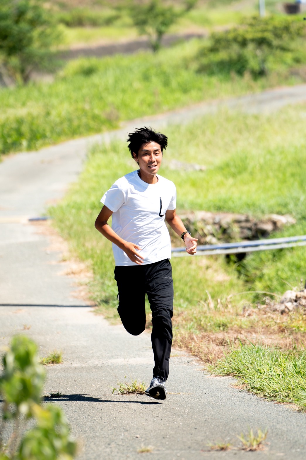 屋外を走るウルトラマラソンプロランナーの岡山春紀選手